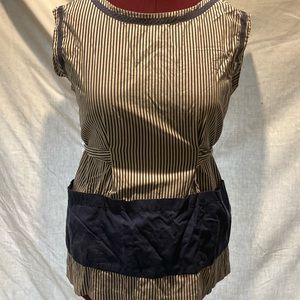 Vintage apron with pockets. Ties in back, cotton.